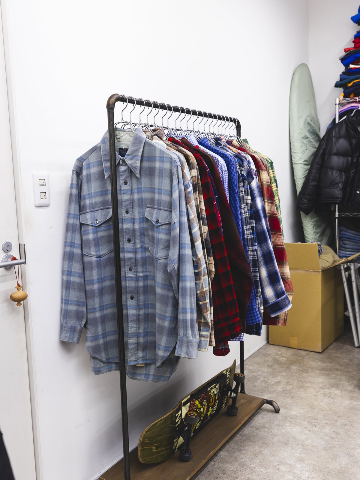 古着店シノの衣装ラック。チェックのシャツがかかっている。