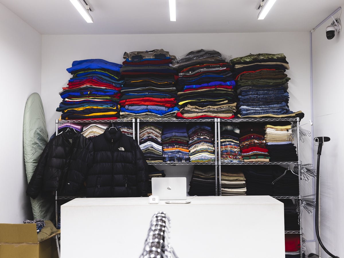 古着店シノの店内。カウンターの奥に衣装がたくさん積んである。
