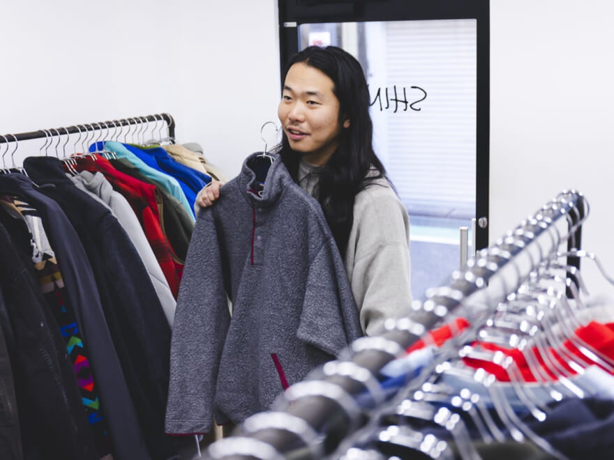 グレーのアイテムを手にもつ荒幡さん