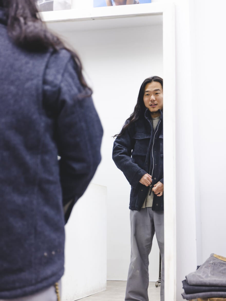 ジャケットを試着している荒幡さん