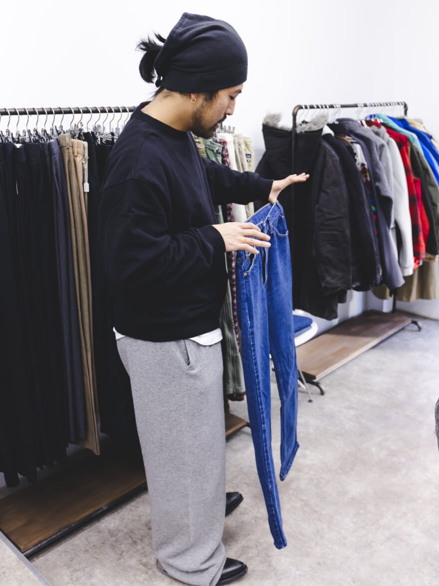 パンツを手にもつオーナーの小川さん