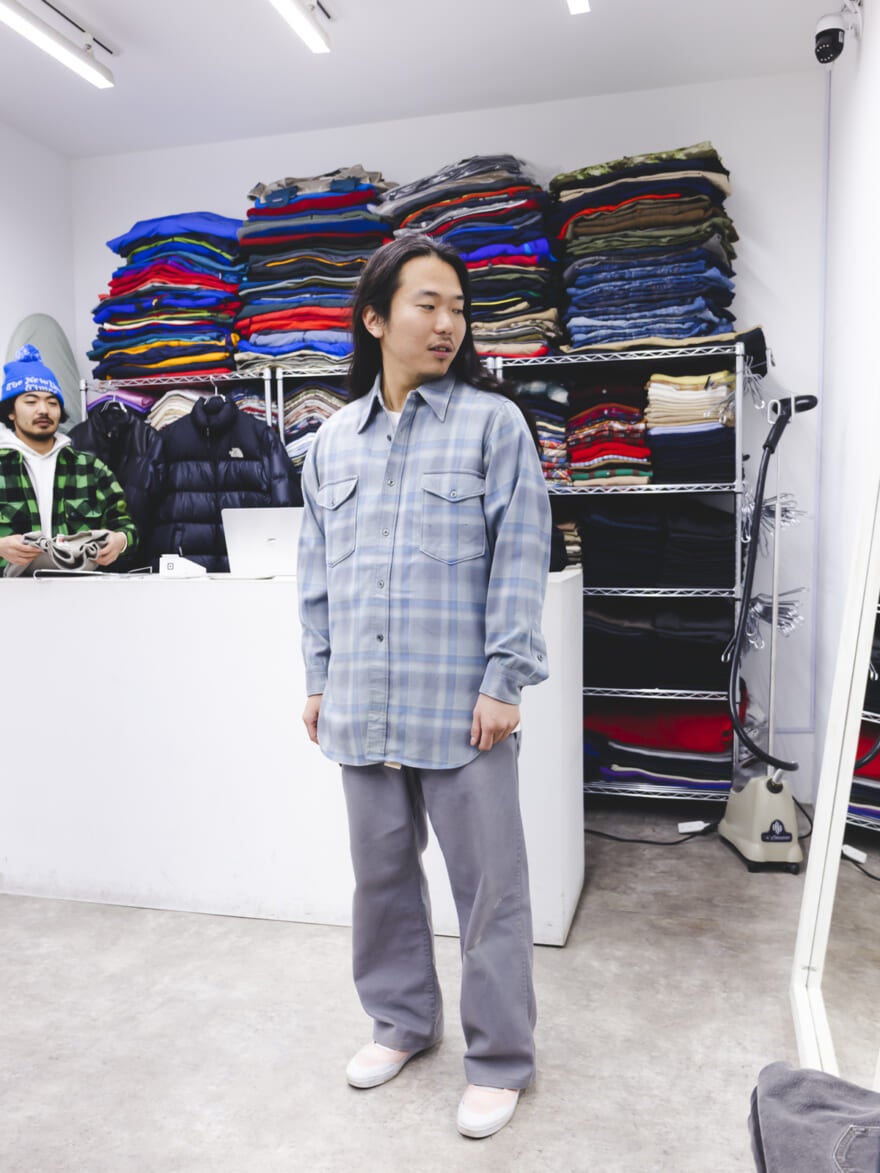 チェックシャツを試着する荒幡さん