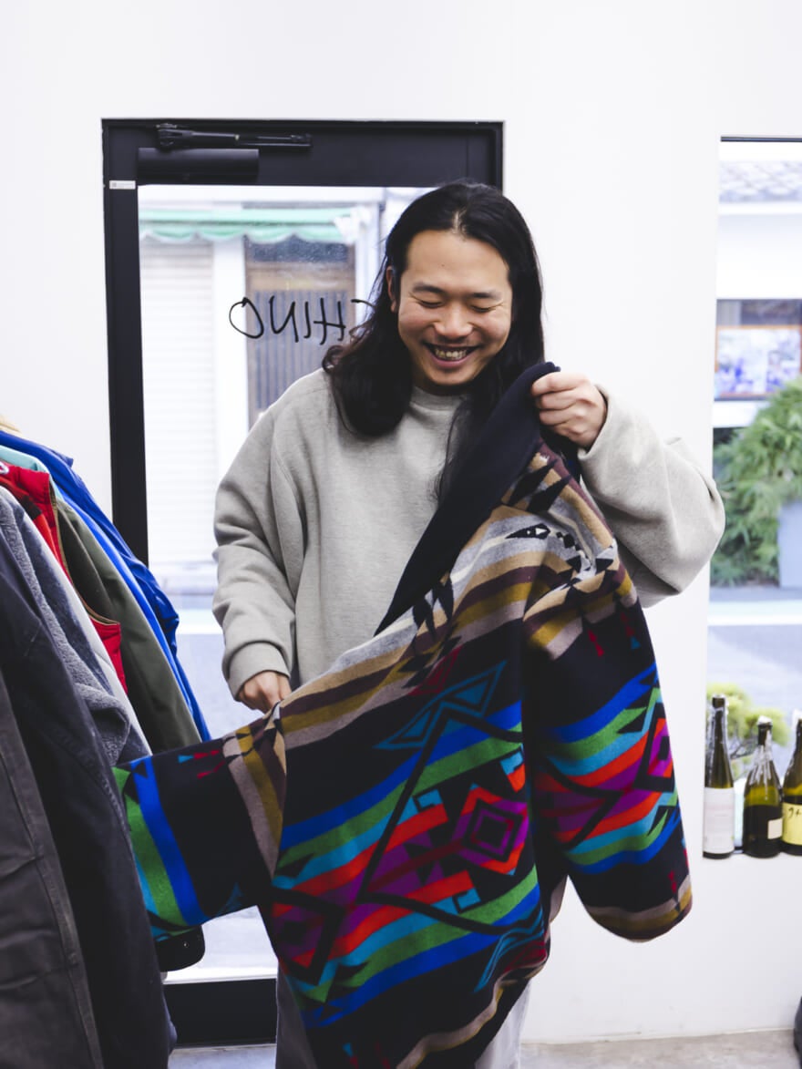 目当てのブルゾンを手にとる荒幡さん