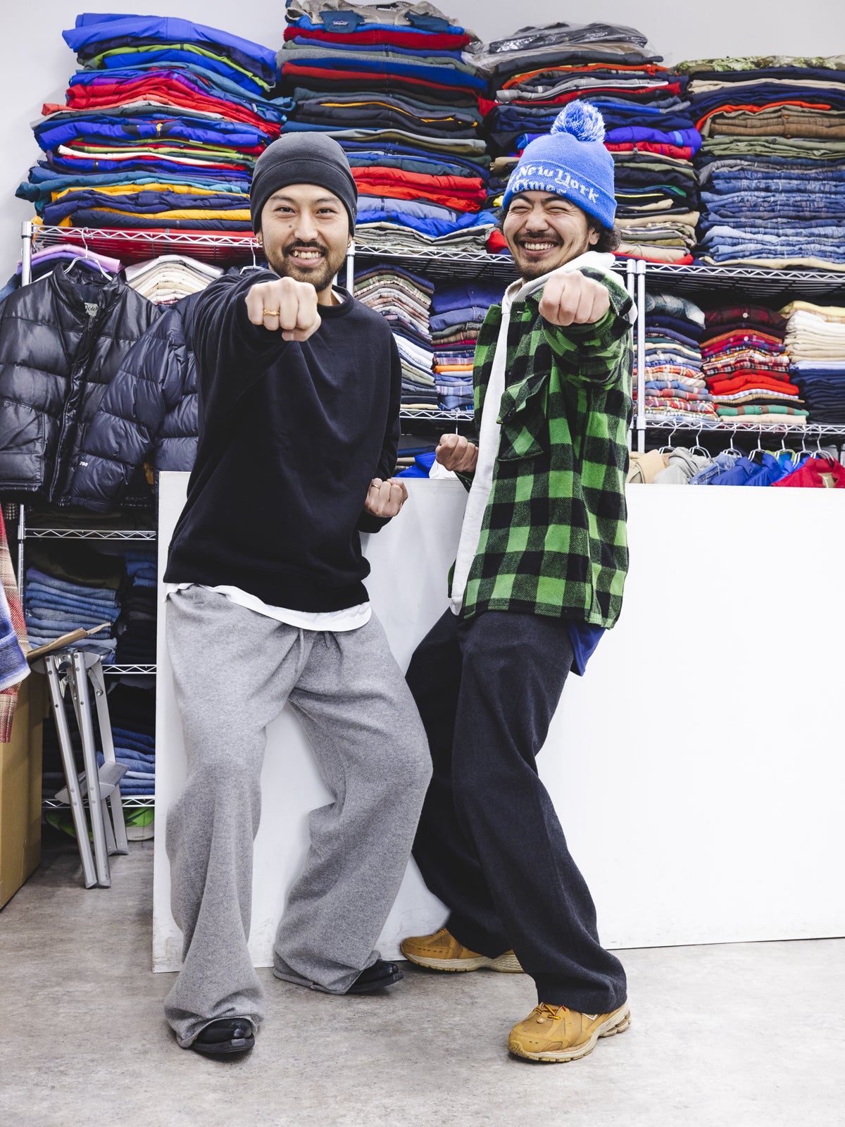 オーナーの小川雄大さんとスタッフの葛生慶太さん。楽しげにポーズをとっている。