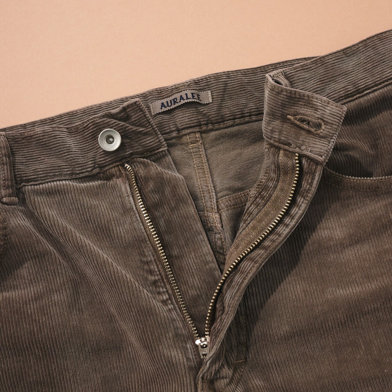 エディターが買ってよかったオーラリーのコーデュロイパンツのジップ