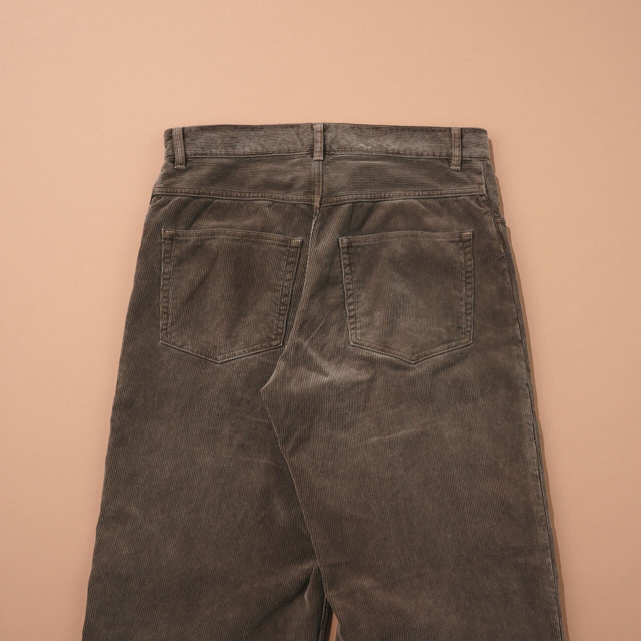 エディターが買ってよかったオーラリーのコーデュロイパンツのバックポケット