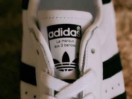 大ブレイクのアディダス「スーパースター」は、ゴアテックス搭載の人気コラボと定番モデル、どっちがいい?編集部が気になった「adidas」のスニーカー3選