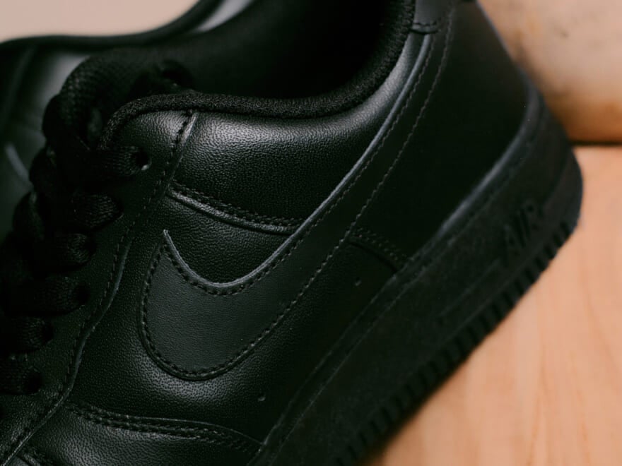 ナイキ「エア フォース 1」、ニューバランスの新型、アディダスのドライビングシューズ…編集部が気になった「黒スニーカー」15選