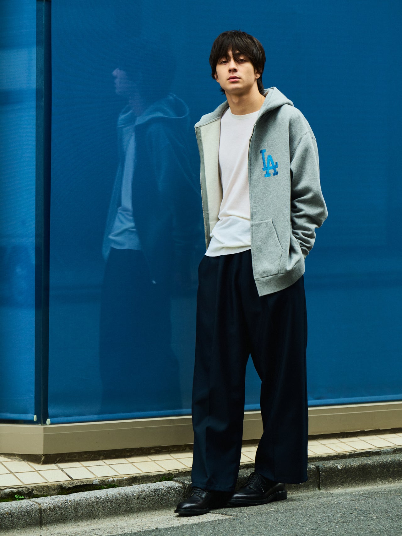 ビームス&times;テーラー東洋、ZIPUP HOODIE、全身カット、松岡光