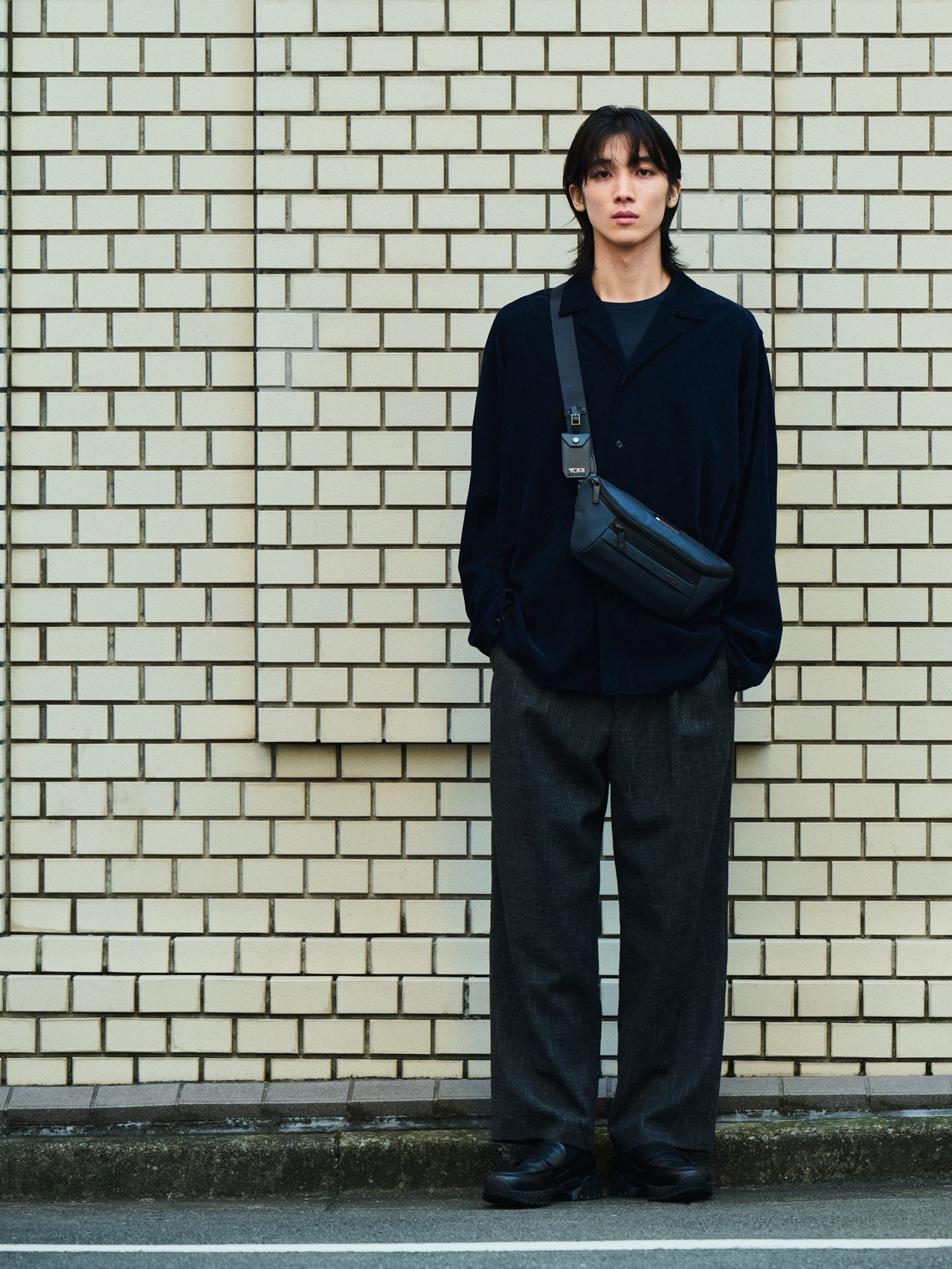 TUMI、ALPHAベルト・バッグ・スリング、モデル着用画、全身カット、四坂 亮翔