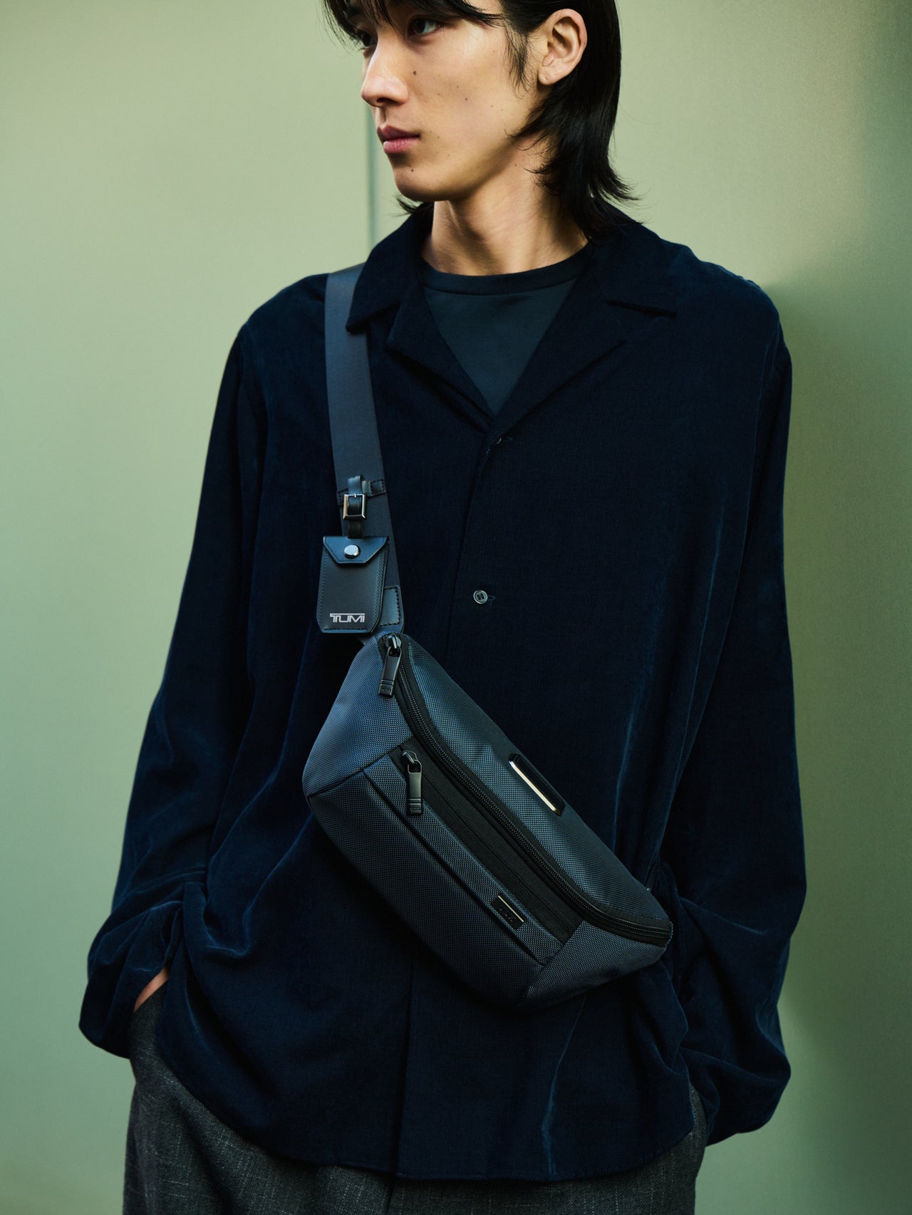 TUMI、ALPHAベルト・バッグ・スリング、モデル着用画、寄りカット、四坂 亮翔