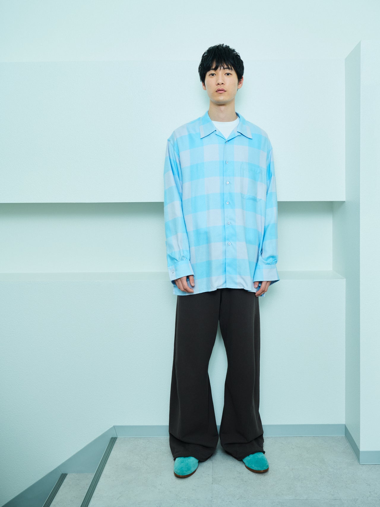 FOLL、サマー レーヨン オープン カラー シャツ、モデル着用画、全身カット、高橋 璃央