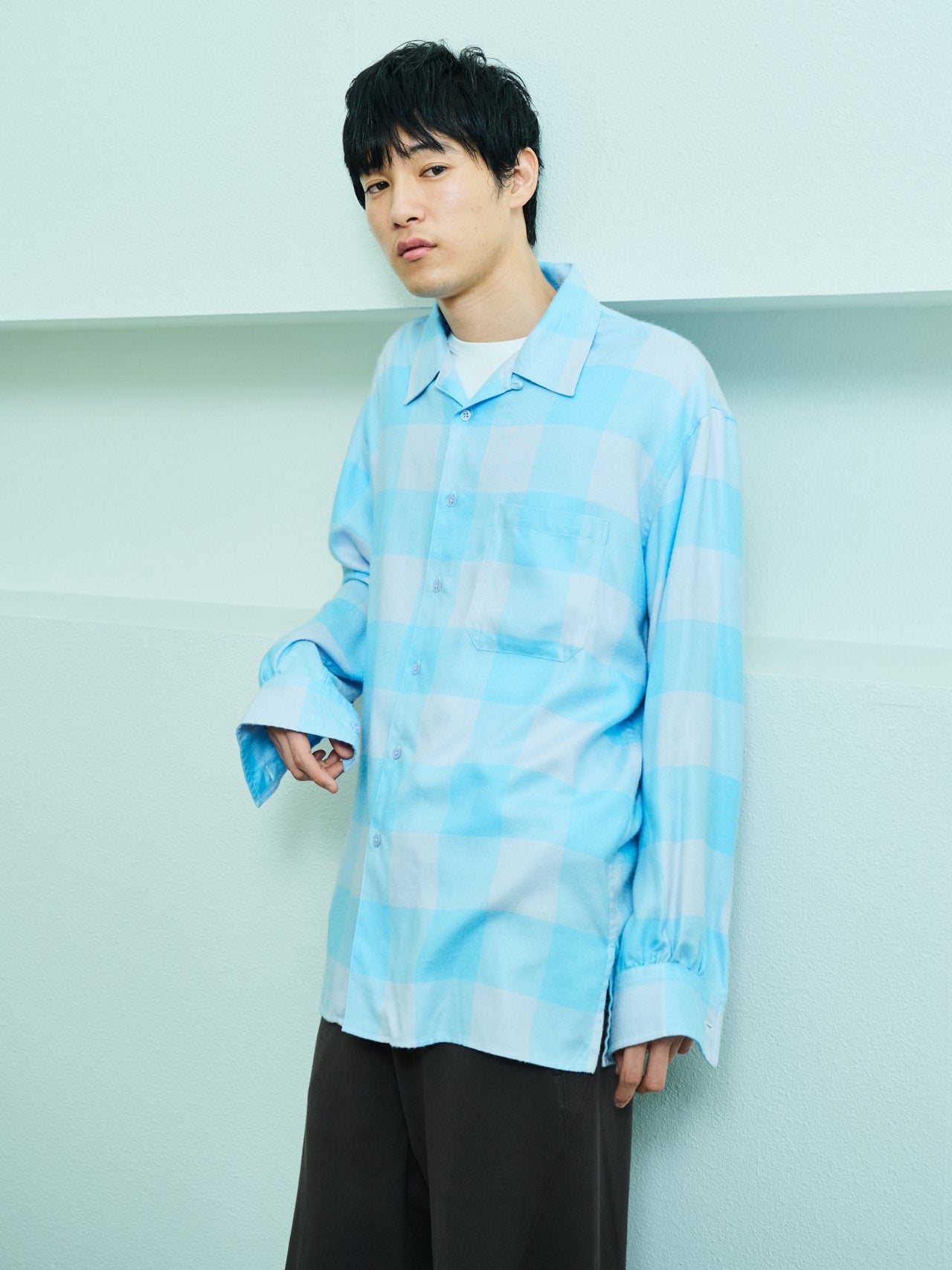 FOLL、サマー レーヨン オープン カラー シャツ、モデル着用画、寄りカット、高橋 璃央