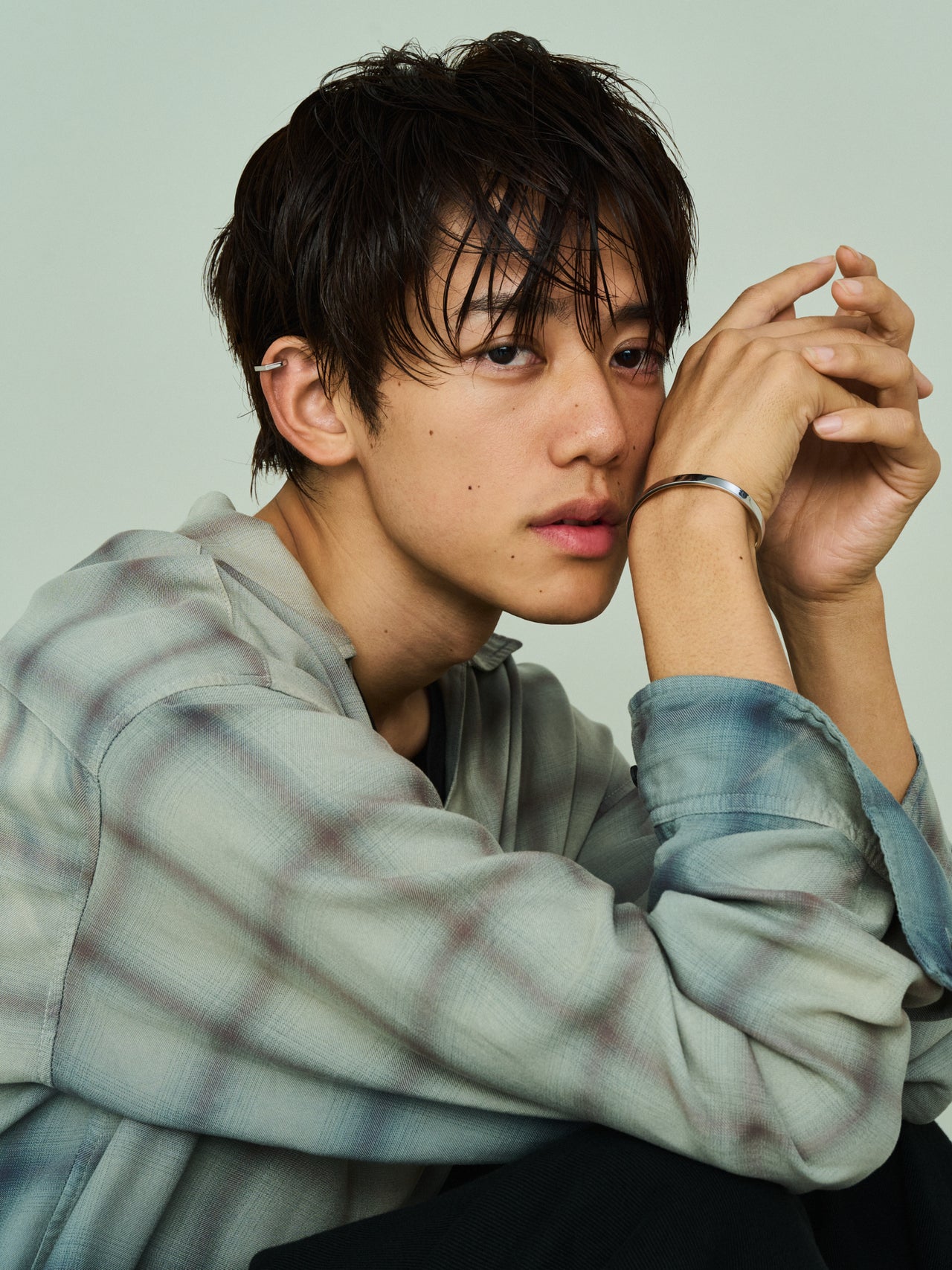 4℃ HOMME+、シルバーバングル、シルバーイヤーカフ、寄りカット、樋之津 琳太郎