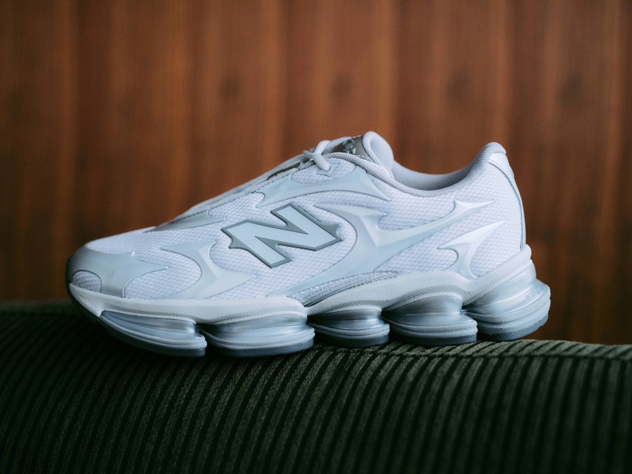 今シーズンは白スニと黒スニが優秀すぎる。「ニューバランス」、「ナイキ」、「別注プーマ」...完売前に買うべき新作スニーカー５選【新作スニーカー、なに買う？】