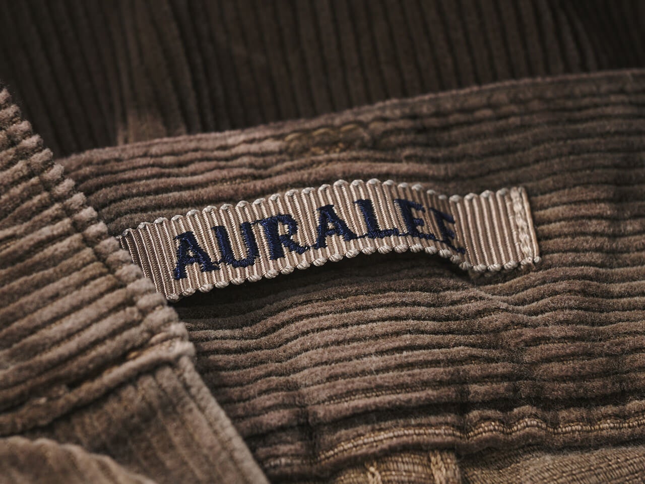 エディターが買ってよかったオーラリーのコーデュロイパンツのタグ