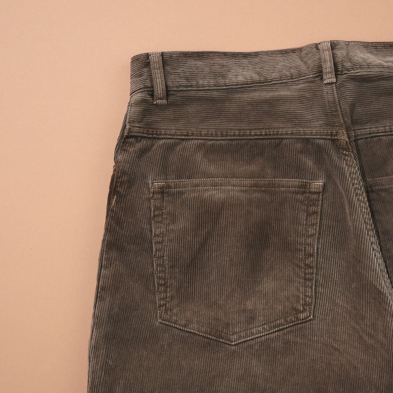 エディターが買ってよかったオーラリーのコーデュロイパンツのバックポケット