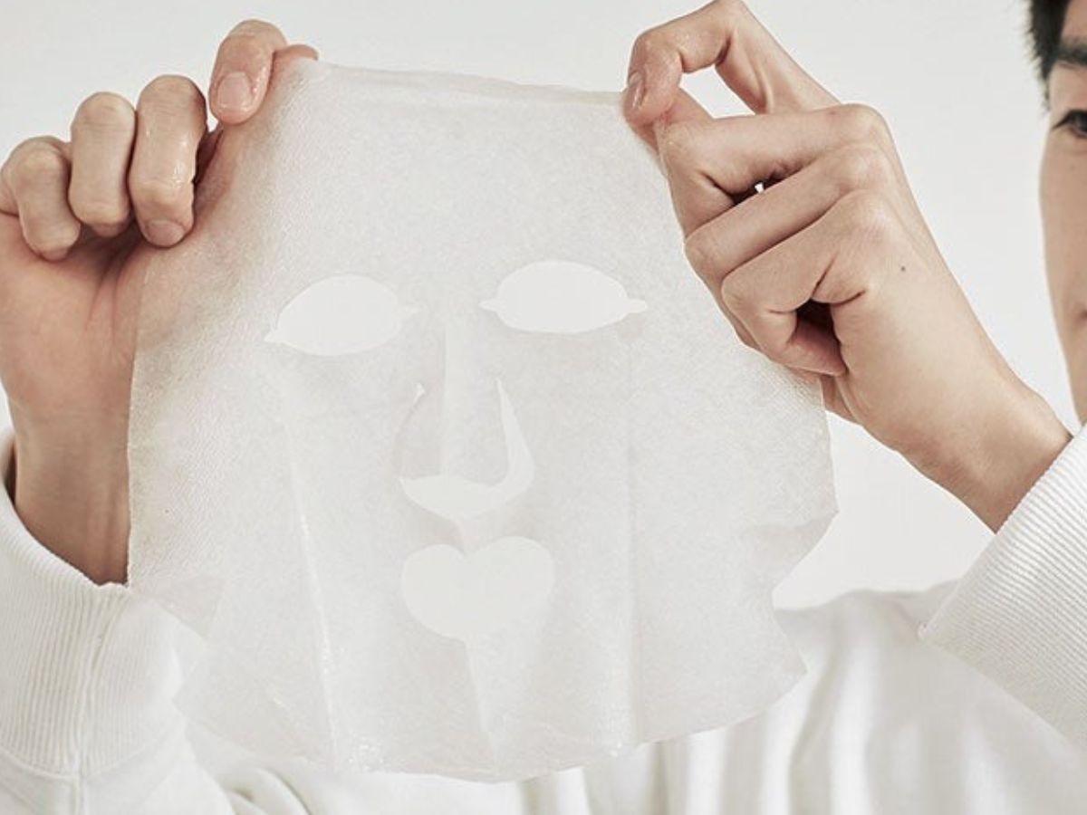 シートマスクを広げている様子