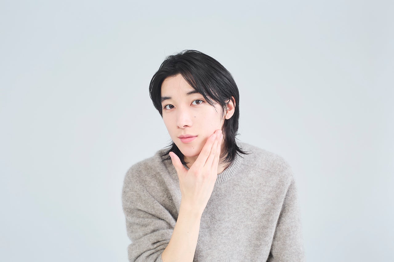 男性が乳液を塗るシーン