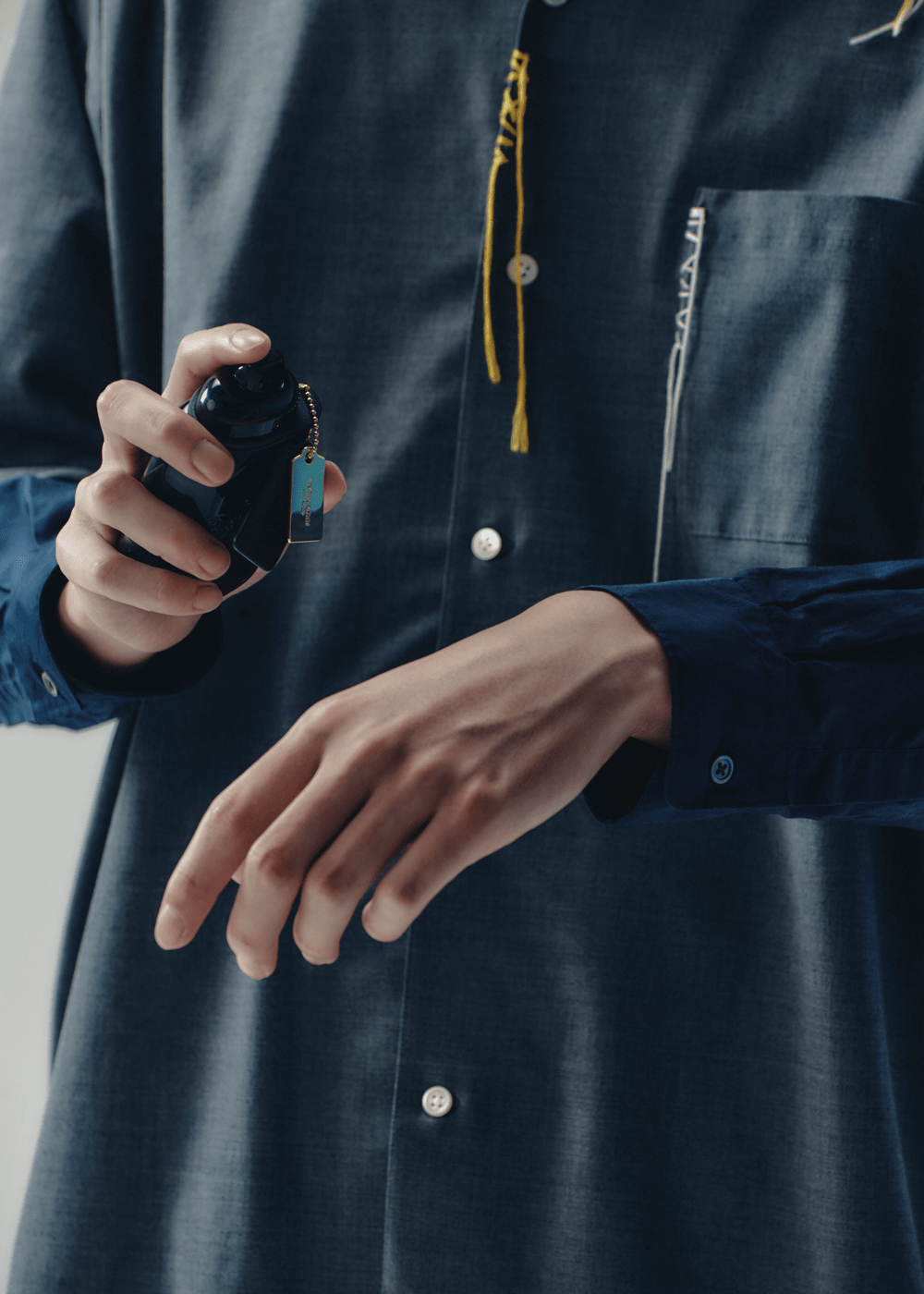 コーチ、コーチ マン オードパルファム、手元カット、髙橋紅輝