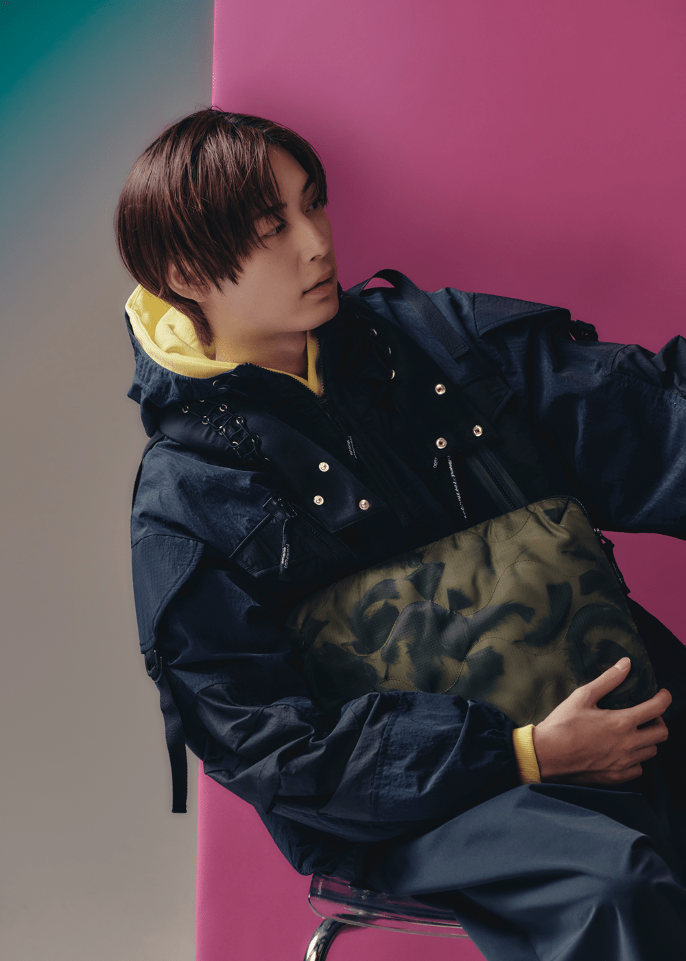 ヨシオクボ、PCケース、FEATHER CASE L、モデルカット、髙橋紅輝