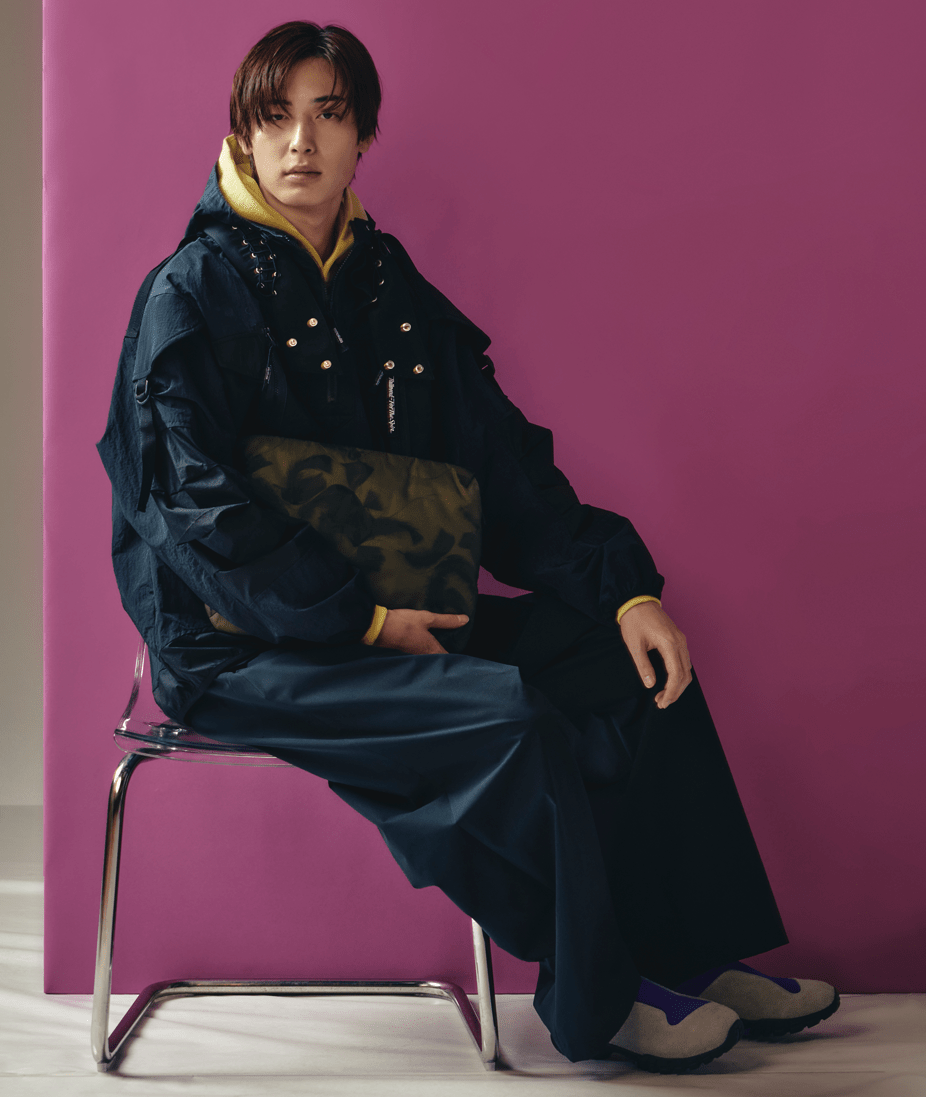 ヨシオクボ、PCケース、FEATHER CASE L、全身カット、髙橋紅輝