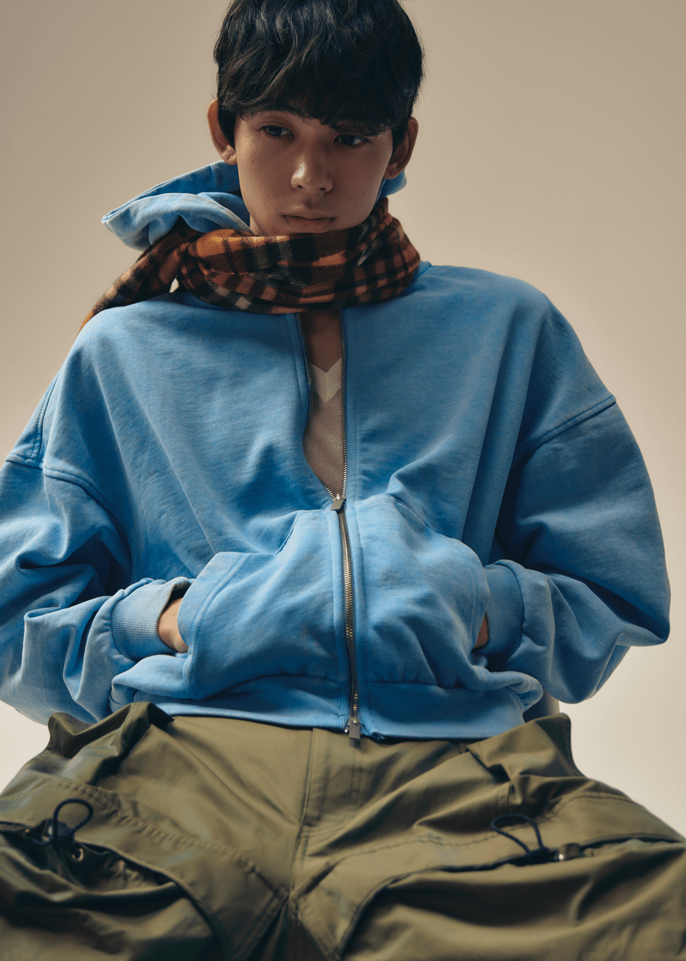 ジョシュア エリス、カシミヤスカーフ、上半身寄りカット、松井大奈