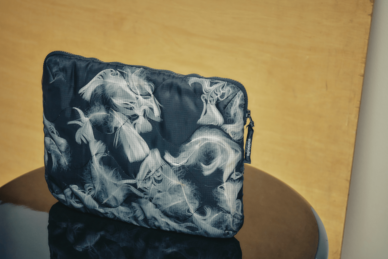 ヨシオクボ、PCケース、FEATHER CASE L、物画像