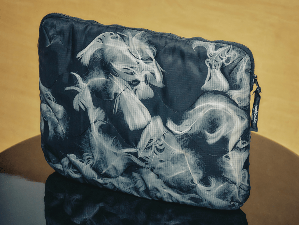 【抽選で当たる！】「ヨシオクボ」のPCケース「FEATHER CASE L」〈カーキ・ホワイト〉／創刊40周年特別企画！人気40ブランドからのスペシャル・プレゼント！
