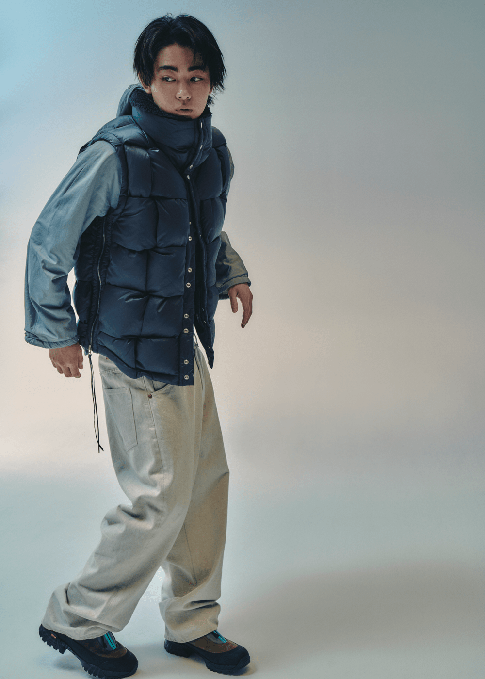 DDDD、Woven Down Vest、全身カット、豊田裕大