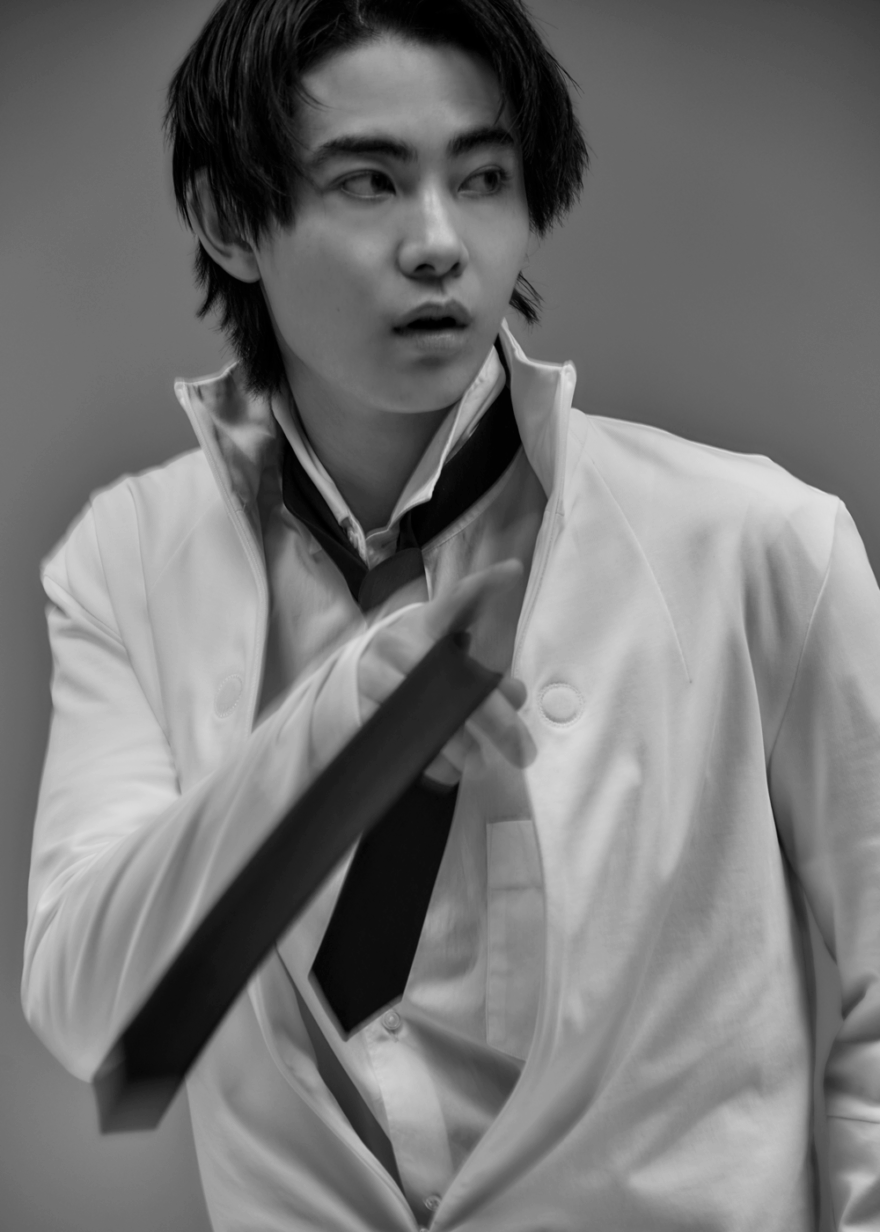 グラフペーパー、ネクタイ、モデルカット、豊田裕大、寄り、モノクロ