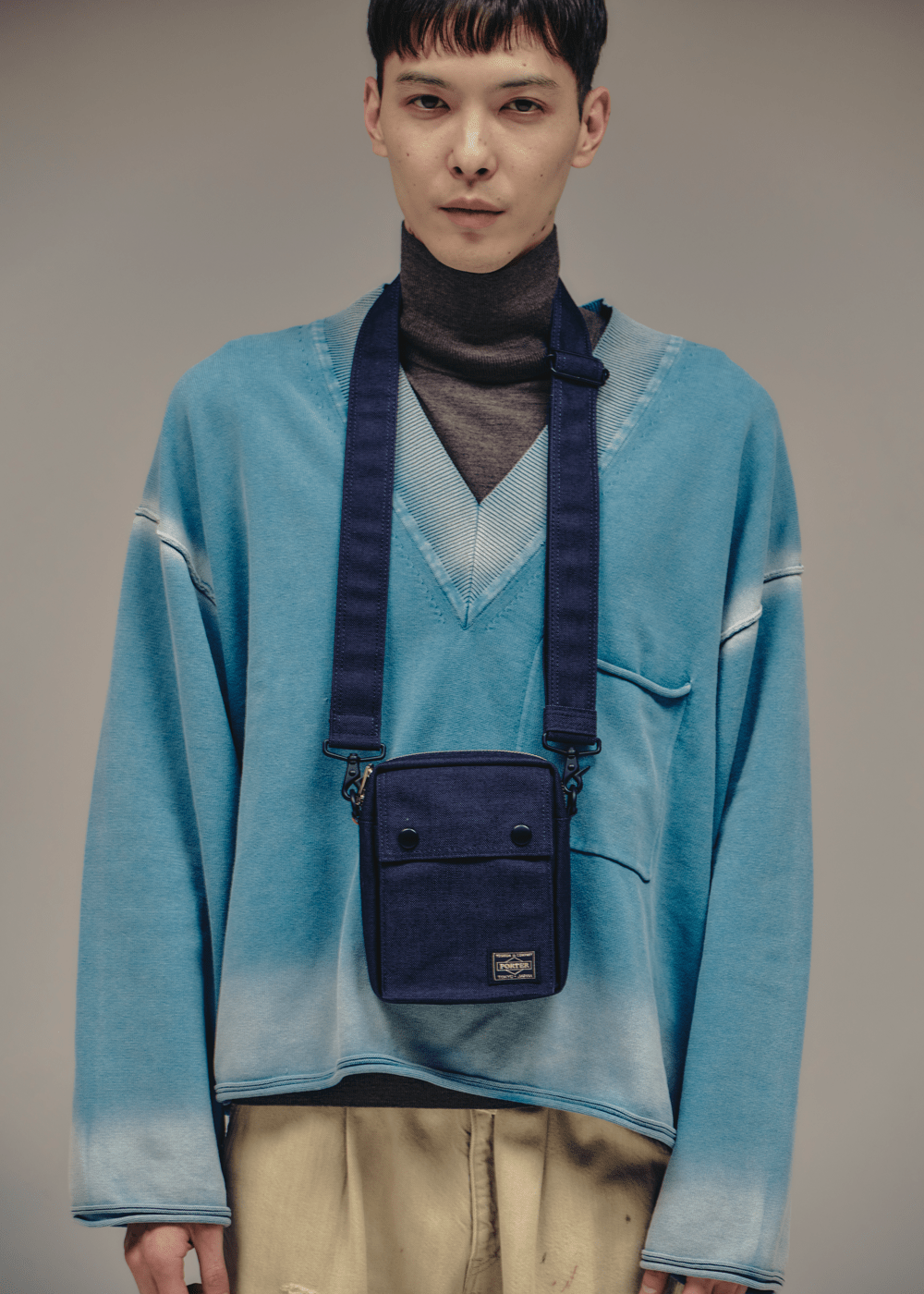 ポーター、スモーキー バーティカルショルダーバッグ、寄りカット、守屋光治