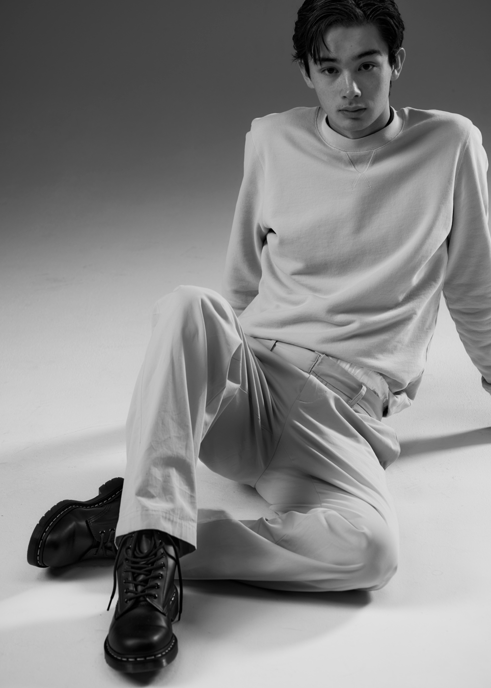 ドクターマーチン、チェーン 1460 8ホールブーツ、座りカット、モノクロ、栄莉弥