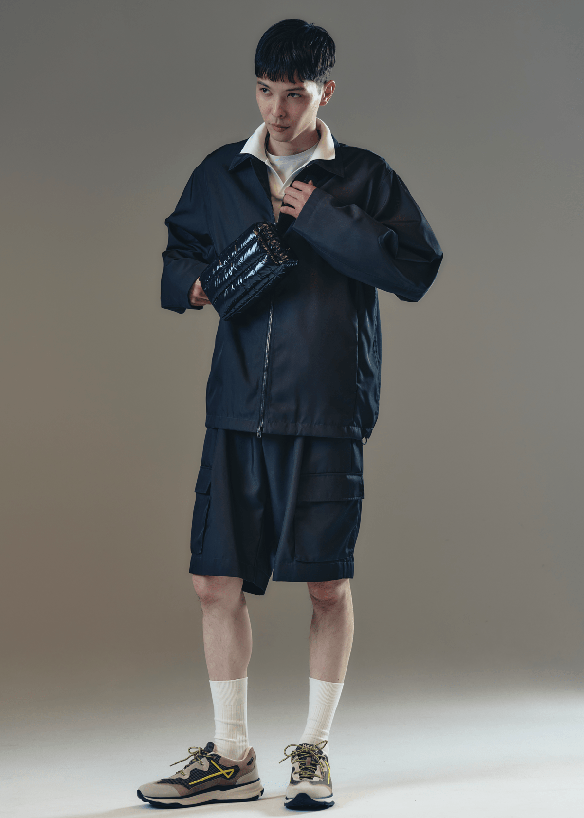 ヘルノ、グロスバッグ、モデル着用画、全身カット、守屋光治