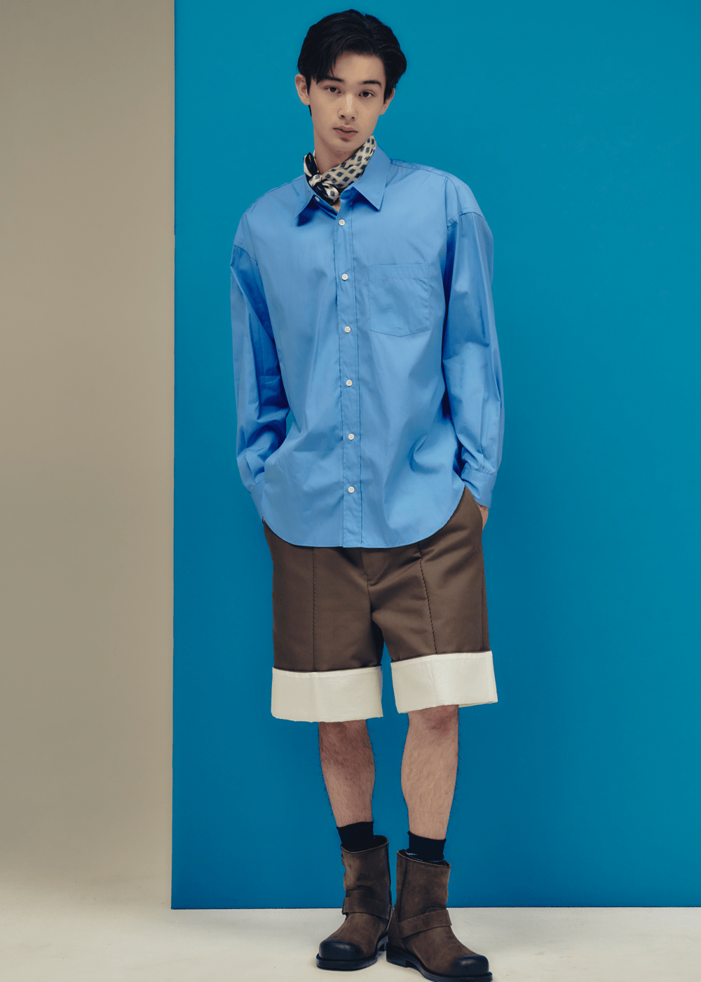 アンデコレイテッド、シルキーコットンシャツ、正面カット、栄莉弥