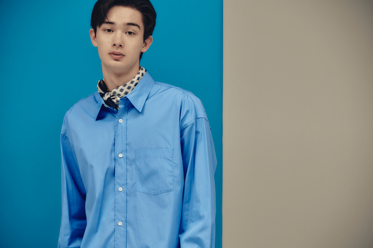 アンデコレイテッド、シルキーコットンシャツ、寄りカット、栄莉弥