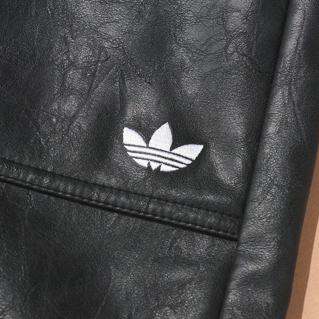 エディターが買ってよかったAdidas ADILENIUM シーズン 3 ビンテージ フェイクレザーパンツ 1のロゴ