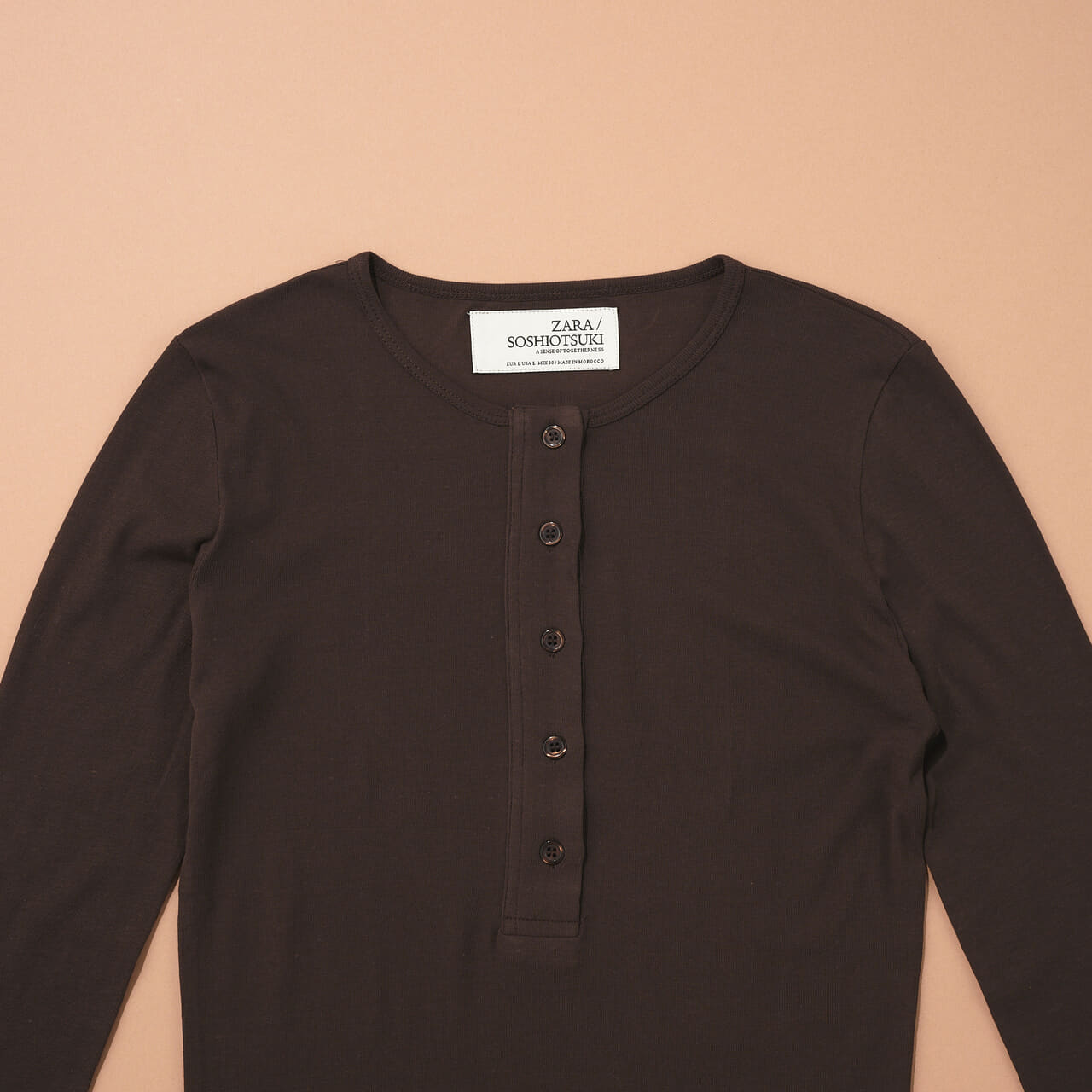 ZARA、ザラ、ソウシオオツキ、SOUSHIOTSUKI、ベーカーネックトップス、ブラウン、襟元