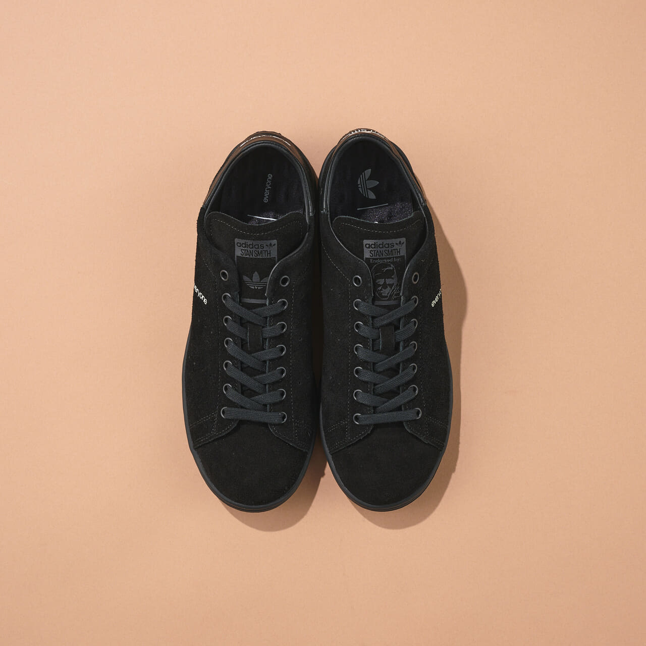 エディターが買ってよかったアディダス オリジナルスの愛用コラボスニーカーSTAN SMITH DECON everyoneの俯瞰