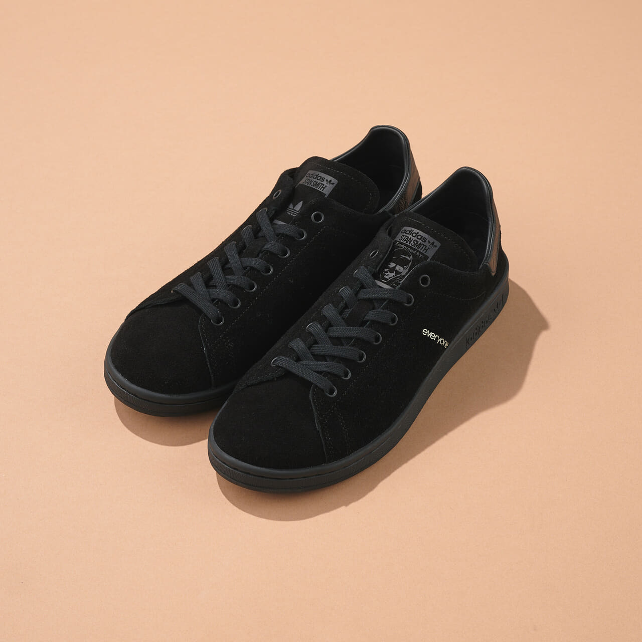 エディターが買ってよかったアディダス オリジナルスの愛用コラボスニーカーSTAN SMITH DECON everyoneの斜め