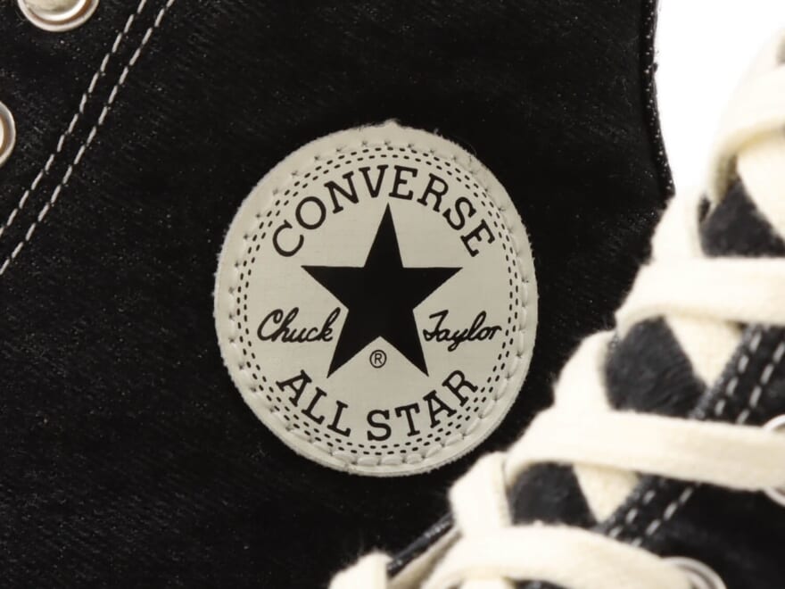 育てたくなる“デニムなオールスター”。「コンバース」の名品がアトモス別注でアップデート！ブラックとホワイトの大人な２色展開に注目！