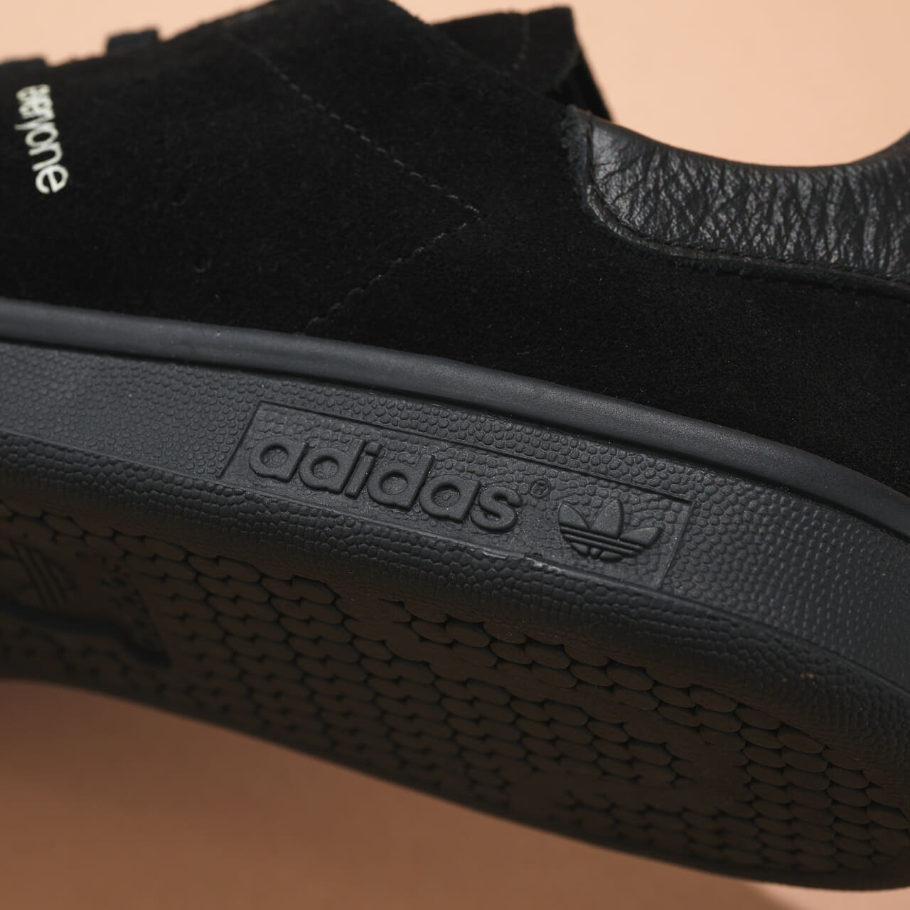 エディターが買ってよかったアディダス オリジナルスの愛用コラボスニーカーSTAN SMITH DECON everyoneのアウトソールのロゴ寄り