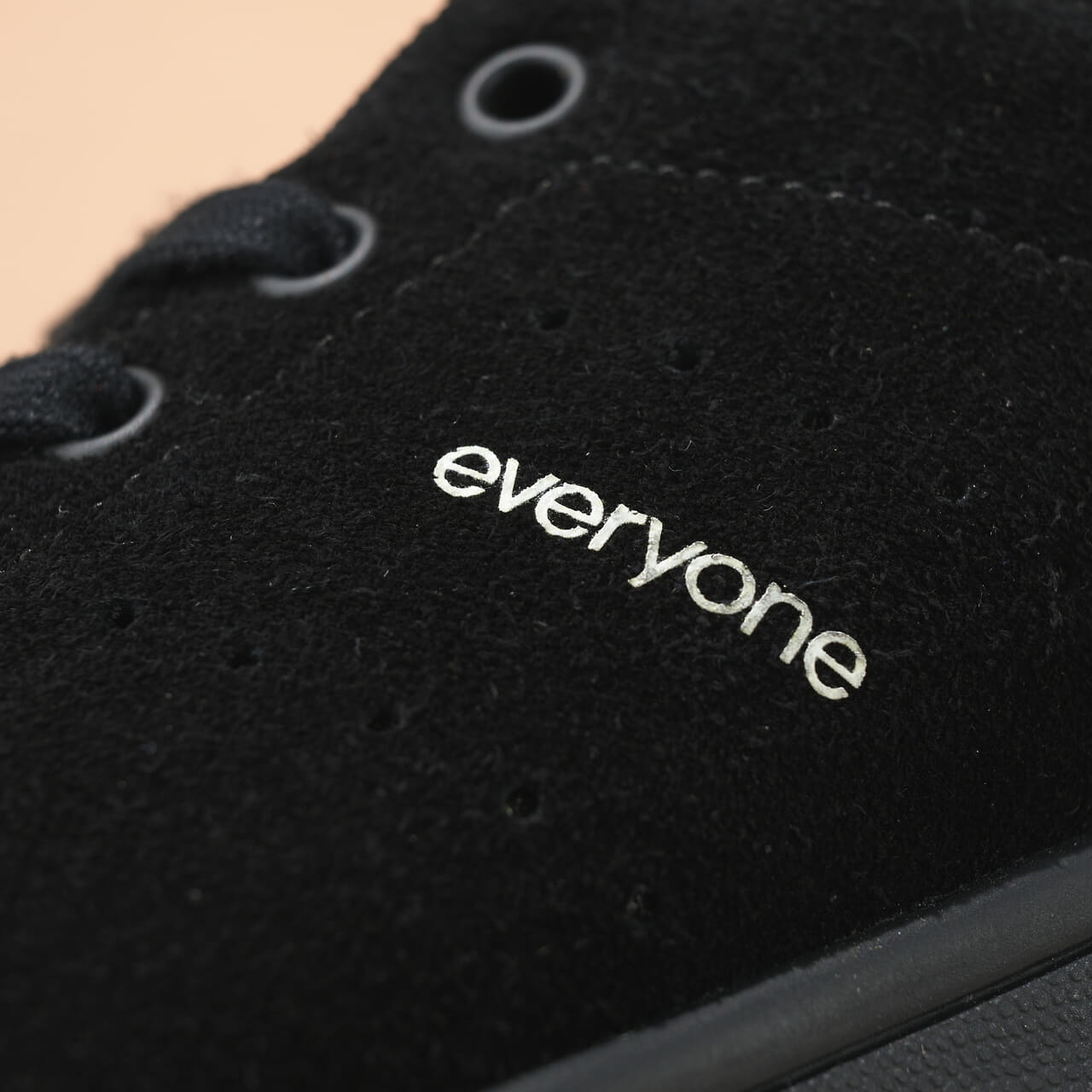エディターが買ってよかったアディダス オリジナルスの愛用コラボスニーカーSTAN SMITH DECON everyoneのロゴ