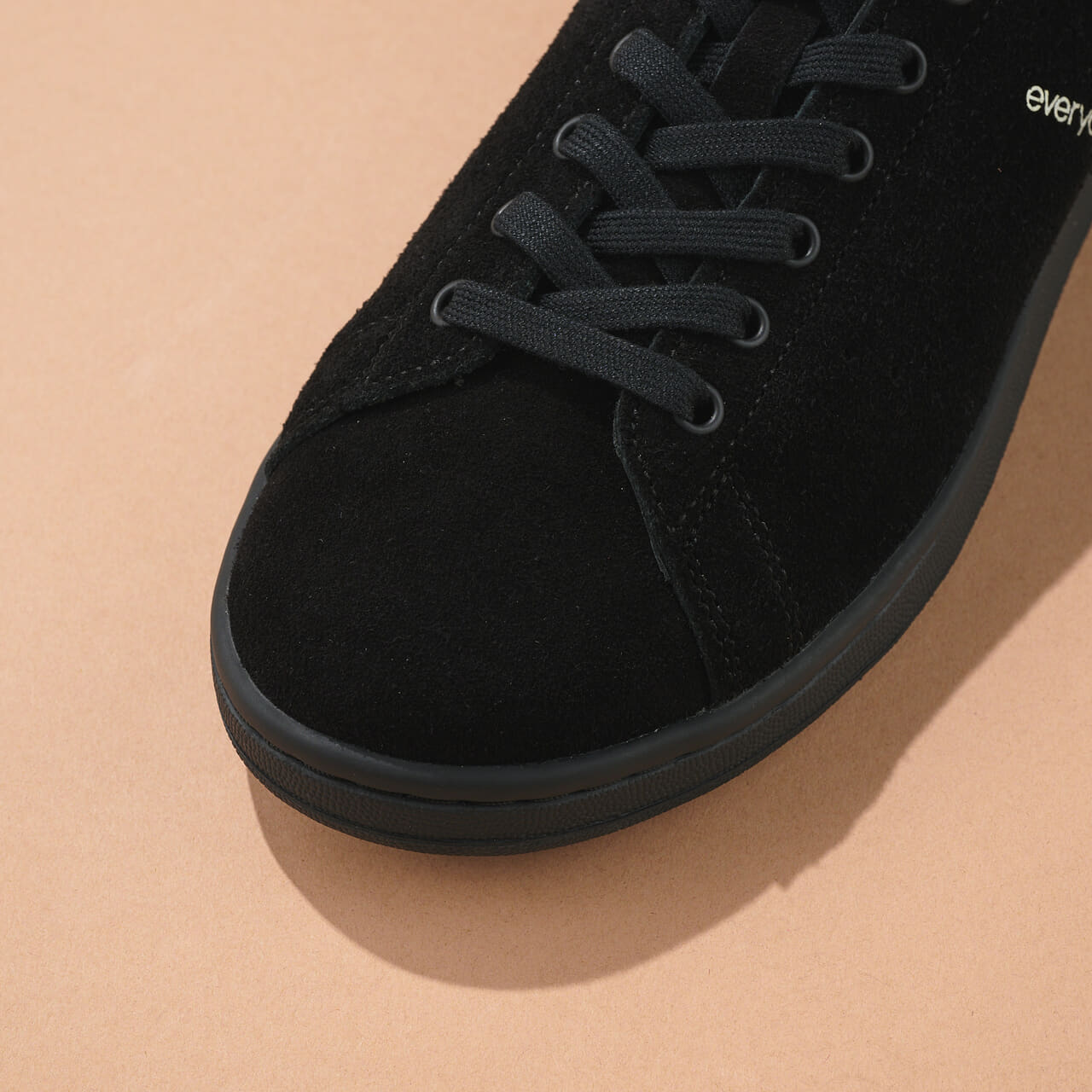 エディターが買ってよかったアディダス オリジナルスの愛用コラボスニーカーSTAN SMITH DECON everyoneのトゥ