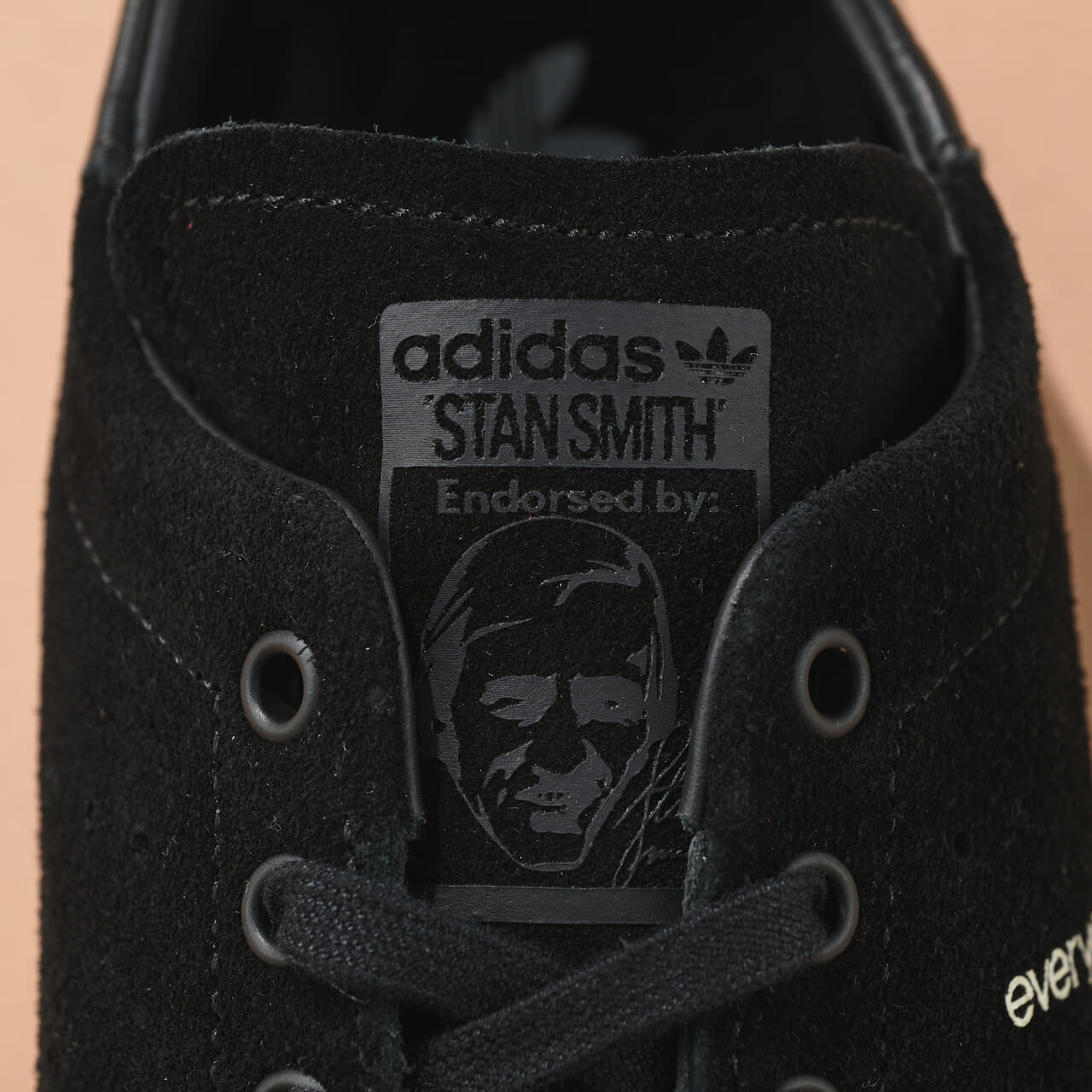 エディターが買ってよかったアディダス オリジナルスの愛用コラボスニーカーSTAN SMITH DECON everyoneの左タン