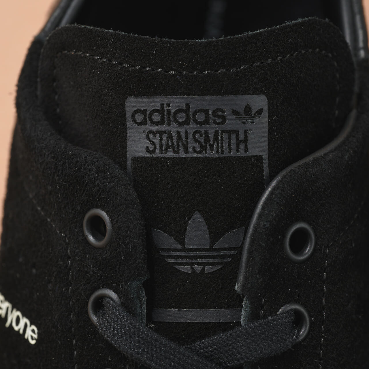 エディターが買ってよかったアディダス オリジナルスの愛用コラボスニーカーSTAN SMITH DECON everyoneの右タン