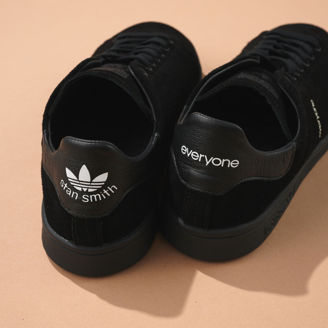 エディターが買ってよかったアディダス オリジナルスの愛用コラボスニーカーSTAN SMITH DECON everyoneのヒール寄り