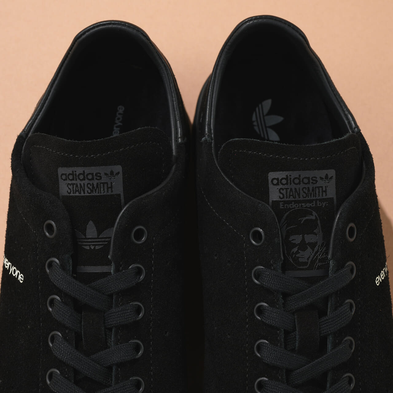 エディターが買ってよかったアディダス オリジナルスの愛用コラボスニーカーSTAN SMITH DECON everyoneのシュータン