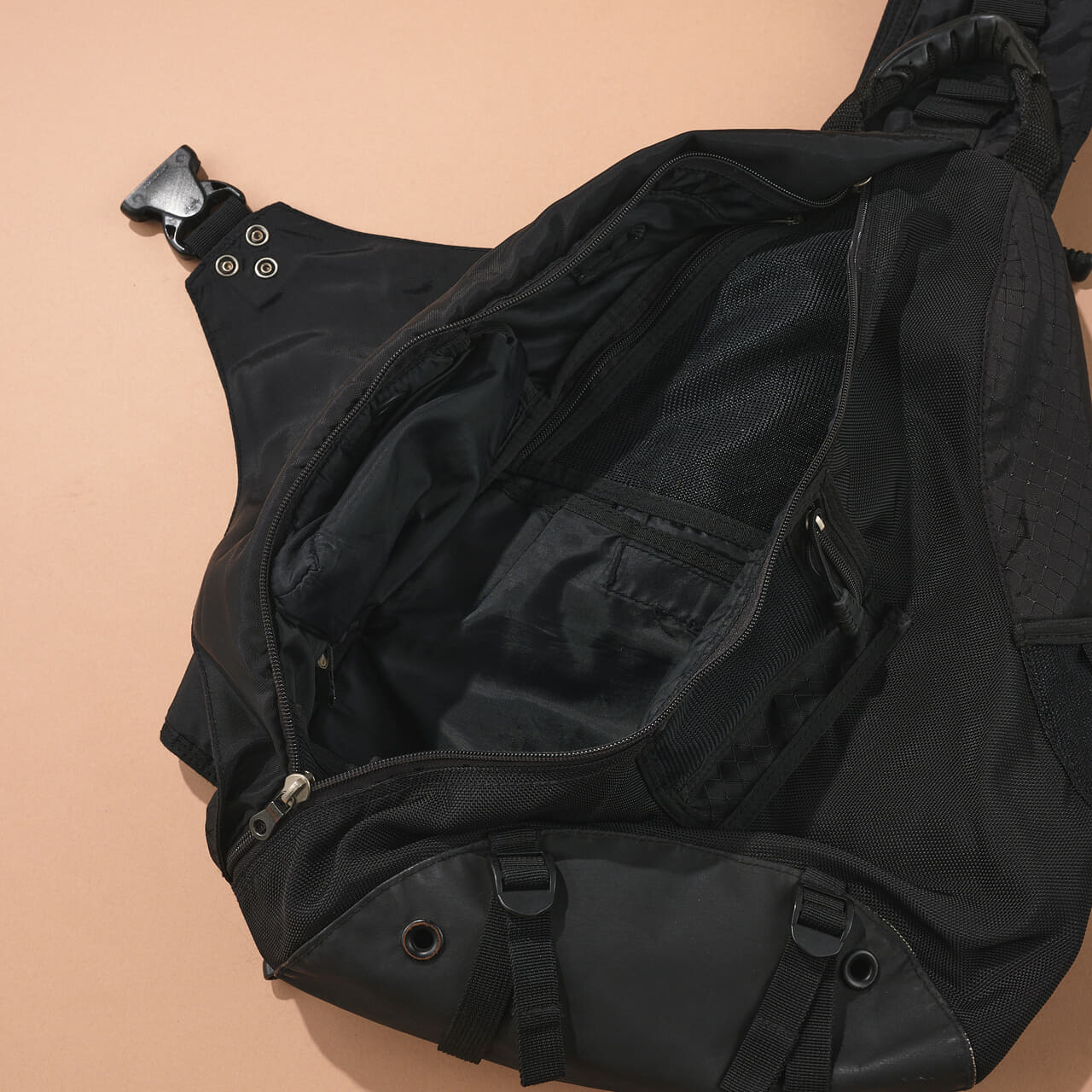 オークリー ワンショルダーバッグ 中