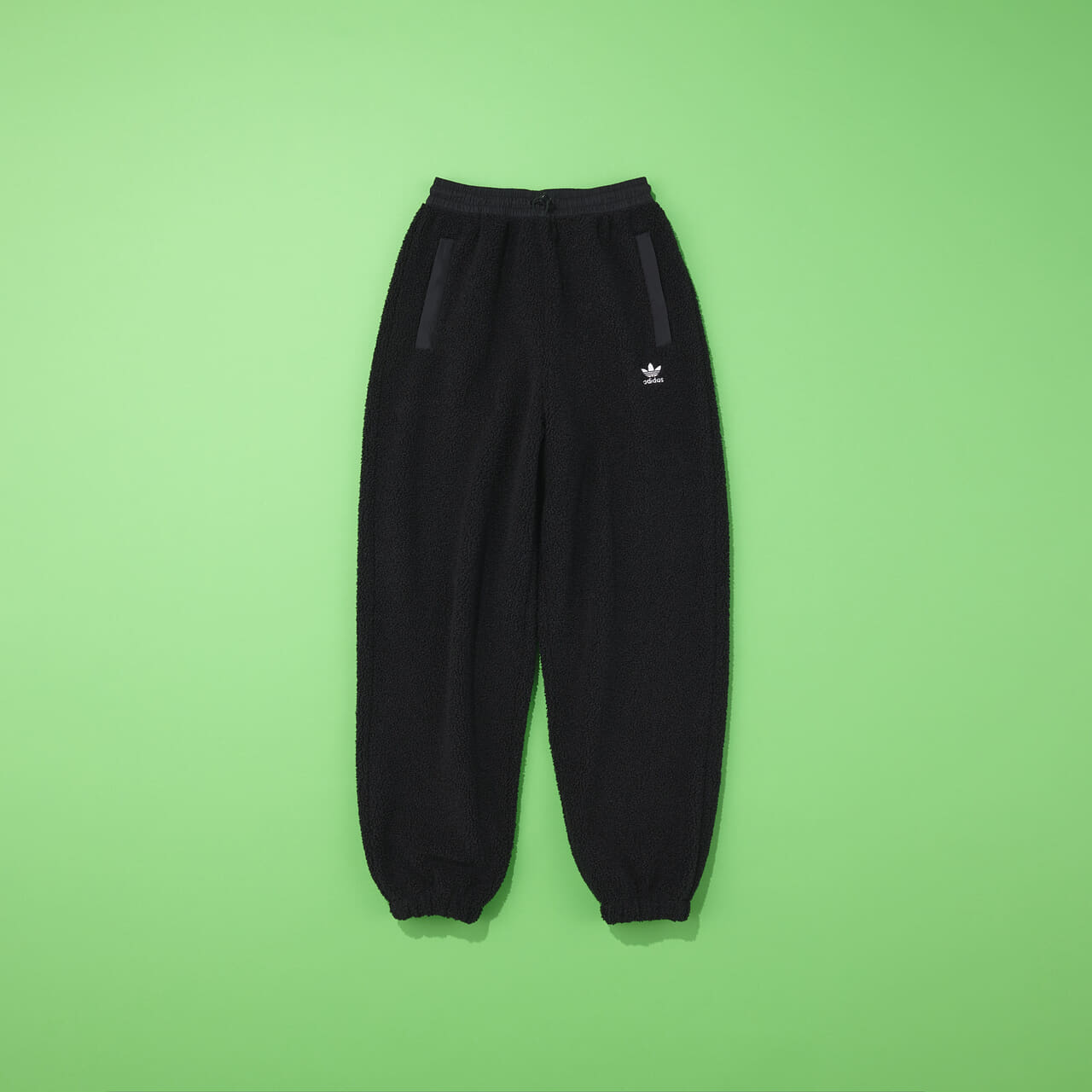 エディターが買ってよかったアディダス オリジナルスのボアパンツの全体像